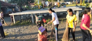 Sinergi Tanpa Batas: Babinsa Sanggalangit Pimpin Aksi Gotong Royong Sambut Gerakan Kulkul PKK di Pesisir Buleleng