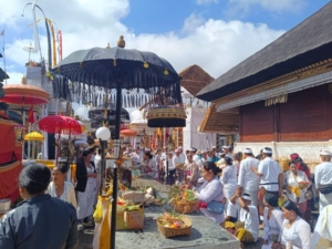 Anggota Koramil 1623-03/Rendang Jaga Kondusifitas IBTK Hari Ke-4 di Besakih