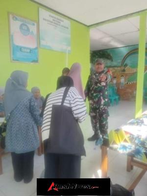 Babinsa Aktif Dampingi Kegiatan Posyandu, Tingkatkan Kesehatan Warga Desa Seteluk Tengah