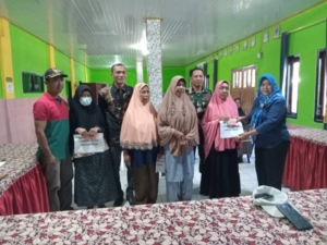 BLT-DD Desa Lape Disalurkan, Babinsa Pastikan Semua Berjalan Tanpa Kendala