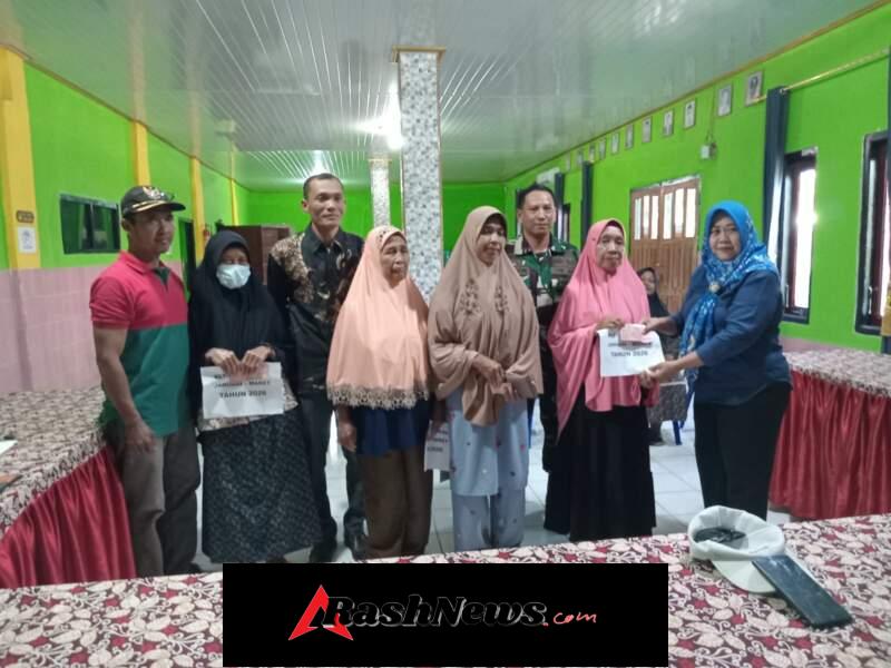 BLT-DD Desa Lape Disalurkan, Babinsa Pastikan Semua Berjalan Tanpa Kendala