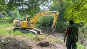 Babinsa Bersama Warga Laksanakan Pembersihan dan Perataan Lahan Jembatan Garuda