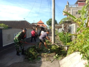 Ciptakan Wilayah Bersih Dan Cegah Bencana, Babinsa Semarapura Kangin Ajak Warga Bersihkan Got Dari Sampah