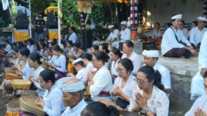 Pengamanan Terpadu, Babinsa Beraban Jaga Kelancaran Pujawali di Pura Puseh