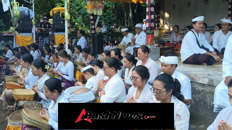 Pengamanan Terpadu, Babinsa Beraban Jaga Kelancaran Pujawali di Pura Puseh