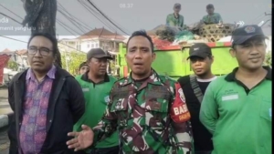 BABINSA KORAMIL 1611-07/DENPASAR BARAT RESPON CEPAT TANGANI SAMPAH LIAR DI WILAYAH