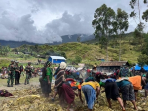‎*Kehadiran Satgas Yonif 743/PSY Membawa Semangat Kebersamaan Dalam Bakar Batu Di Kampung Pruleme*