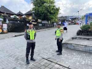 Personil Polsek Rendang Polres Karangasem Pengamanan Karya IBTK Pura Besakih 