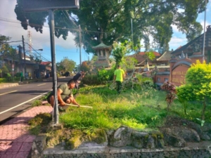 Koramil Klungkung Bersihkan Pangkalan, Pupuk Kebersamaan Tingkatkan Kenyamanan Lingkungan Kerja