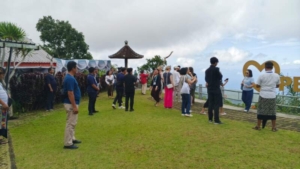 Babinsa 1623-07/Bebandem Jaga Keamanan Kunjungan Field Day Delegasi OECD di Desa Sibetan