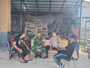 Sinergitas Bhabinkamtibmas dan Babinsa di Desa Suwat, Perkuat Kamtibmas Tetap Kondusif
