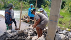 Kolaborasi TNI dan Masyarakat Dorong Progres Jembatan Garuda di Seririt*