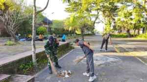 Gerakan Indonesia Asri, Babinsa Tusan Gotong Royong Bersih Lingkungan Di Pura Agung Kentel Gumi