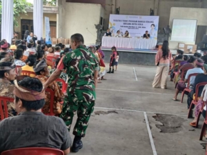 Babinsa 1623-02/Abang Dukung Kelancaran Kegiatan Bangga Kencana di Desa Datah