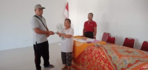 Peduli Kesejahteraan Masyarakat, Babinsa Kamasan Dampingi 4 Warga Terima BLT DD