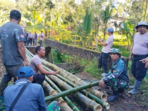 Kemanunggalan TNI, Personel Koramil dan Warga Bersatu Bangun Kembali Akses Desa Bongancina yang Putus