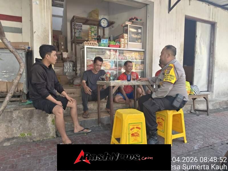 Bhabinkamtibmas Desa Sumerta Kauh melaksanakan kegiatan sambang dialogis dengan warga masyarakat melalui program “Ngopi Kamtibmas”