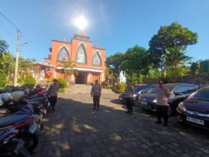 Polsek Klungkung Amankan Ibadah Kebaktian di Dua Gereja, Situasi Berjalan Kondusif