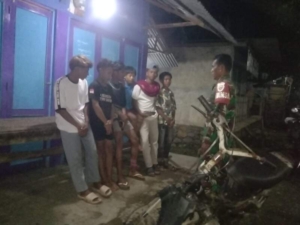 Serma Jumrah Turun Langsung Ingatkan Remaja Jaga Ketertiban Malam