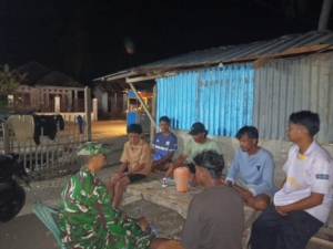 Serka Mastudinur Edukasi Remaja Saat Patroli Malam di Dusun Mila