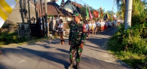 Babinsa Hadir di Tengah Tradisi, Kawal Mendak Bagia Pulekerti di Desa Pering