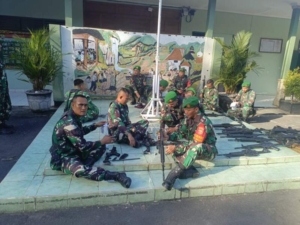 Prajurit Kodim 1619/Tabanan Rawat Senjata untuk Dukung Tugas Operasional