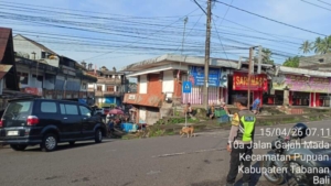 Polsek Pupuan Laksanakan Strong Point Pagi di Simpang Pasar Pupuan Guna Menjaga Kelancaran Aktivitas Masyarakat di Pagi Hari
