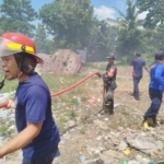 Babinsa Koramil 1623-08/Kubu bergerak cepat padamkan api kebakaran tempat pembuangan sampah