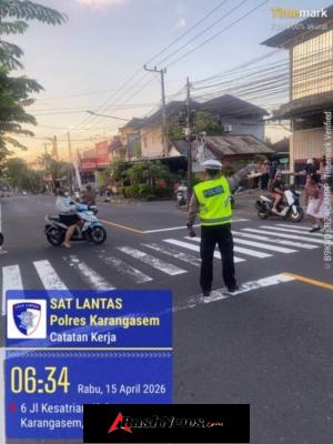 Antisipasi Kecelakaan Terhadap Pelajar, Anggota Lantas Polres Karangasem Laksanakan Penyebrangan Pelajar Sekolah