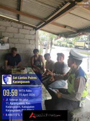 Personel lantas memberikan himbauan dan Pembagian Brosur Kamseltibcarlantas