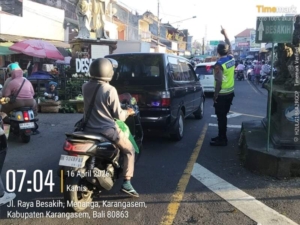 Personel Polsek Rendang Polres Karangasem melaksanakan kegiatan pos keselamatan Strong Point atensi arus lalu lintas di simpang 4 Pasar Menanga dan kegiatan masyarakat karya IBTK Pura Besakih. 