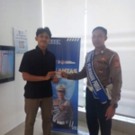 Penyerahan SIM terhadap pemohon SIM di Satpas Polres Karangasem
