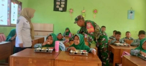 Wujud Kepedulian TNI, Babinsa Dampingi MBG untuk Siswa MI Jembatan Kemar