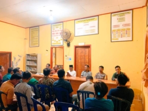 Dari Aula Desa Gapit, Babinsa Gaungkan Pentingnya Keamanan dan Kolaborasi