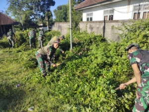 Anggota Kodim 1623/Karangasem Dipimpin Kasdim Gelar Karya Bakti di Desa Pempatan