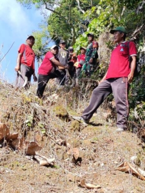 Cek Pompa Air Dan Ukur Jalan Menuju Pompa, Babinsa Timuhun Tunjukkan Dedikasi TNI Ada Dan Senantiasa Jadi Solusi