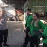 Cegah Penumpukan, Bhabinkamtibmas Desa Sidakarya Edukasi Warga Tertib Buang Sampah di TPS3R