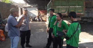 Cegah Penumpukan, Bhabinkamtibmas Desa Sidakarya Edukasi Warga Tertib Buang Sampah di TPS3R