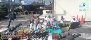 Maknai Tumpek Landep, Anggota Polsek Sidemen Sembahyang Bersama dan Mempasupati Barang Inventaris