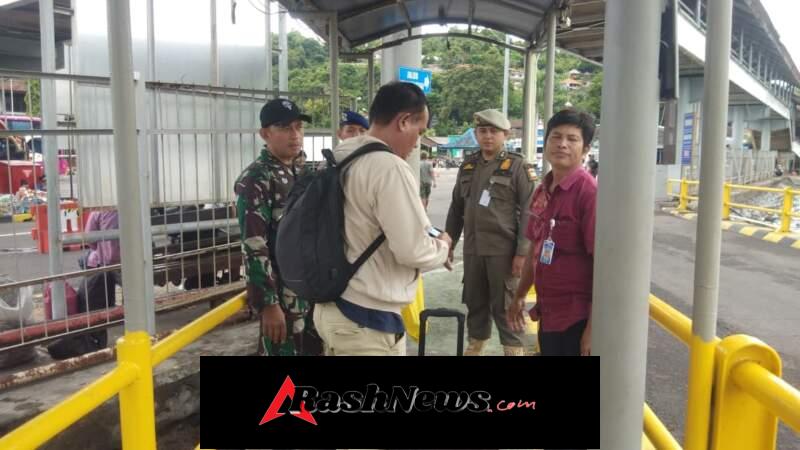 Ciptakan situasi aman dan kondusif, anggota jajaran Kodim 1623/Karangasem bersinergi periksa KTP Penumpang.