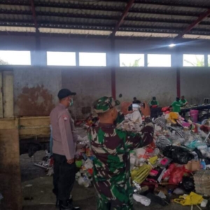 Bhabinkamtibmas Desa Padangsambian Kaja Laksanakan Pemantauan Pemilahan Sampah di PDU Kota Denpasar