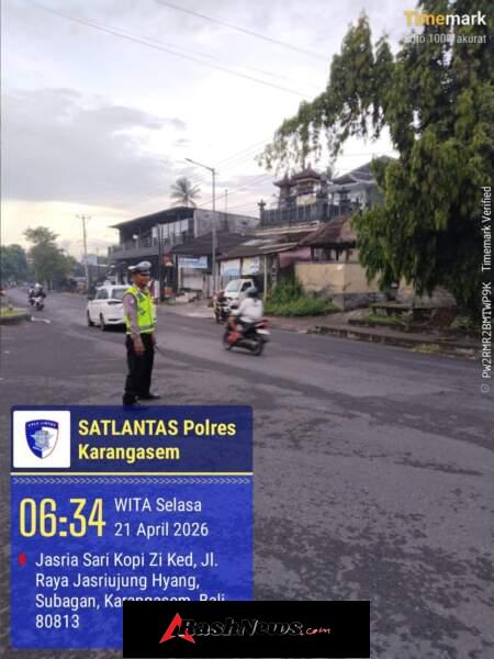 Unit Turjawali Sat Lantas melaksanakan Pengaturan dan Penjagaan di Pos 3 Patung Salak Jasri