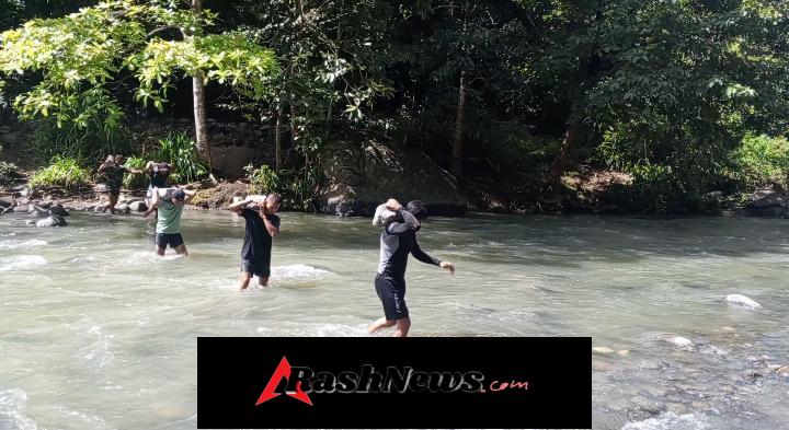 Demi Akses Warga, TNI Rela Susuri Sungai Angkut Material Jembatan Garuda