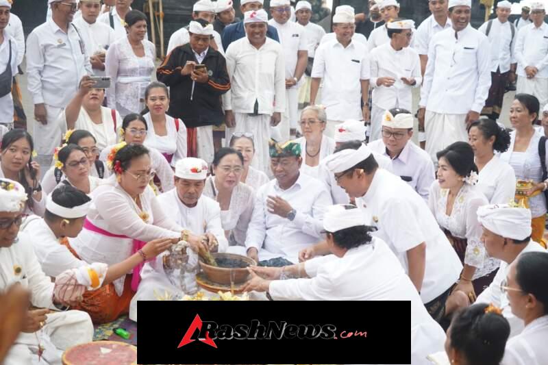 Perkuat Harmoni Bali, Danrem 163/WSa Hadiri Penyineban IBTK Bersama Gubernur Koster di Besakih