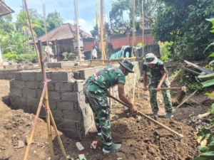 Berjibaku Dengan Pasir, Satgas TMMD Kodim 1623/Karangasem Bangun RTLH di Desa Pempatan.