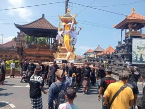 Pengalihan Arus Dilakukan, Babinsa Amankan Jalannya Ngaben Ratusan Warga di Beng