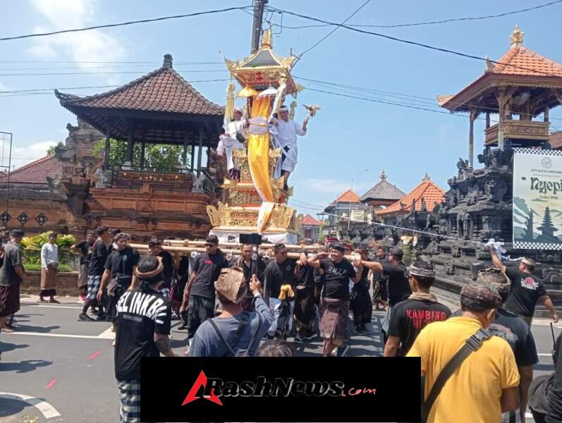 Pengalihan Arus Dilakukan, Babinsa Amankan Jalannya Ngaben Ratusan Warga di Beng