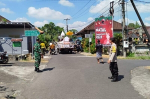 Perkuat Sinergi TNI dan Masyarakat, Babinsa Rejasa Amankan Prosesi Upacara Ngaben