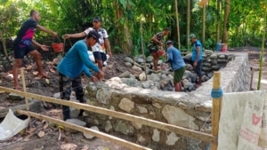 Perkuat Akses Desa, TNI dan Masyarakat Kebut Pembangunan Jembatan Garuda Di Kerekeh 