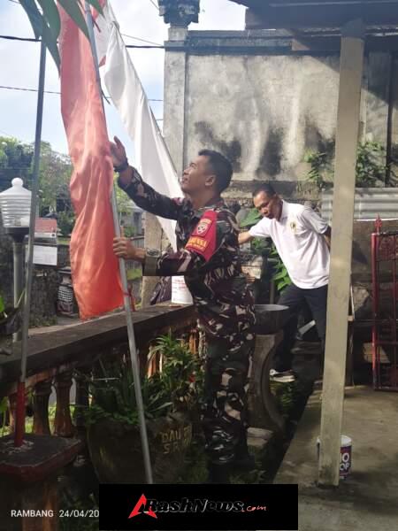 Meriahkan Hari Puputan Klungkung Dan HUT Kota Semarapura 2026, Koptu Wayyan Sutamaya Pasang Umbul-Umbul Di Kantor Lurah